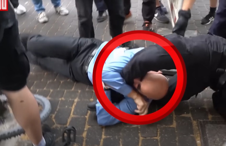 В Германии политик укусил за ногу демонстранта