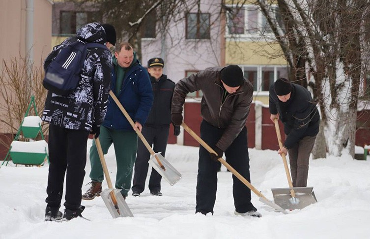 Подопечные уголовно-исполнительной инспекции очистили от снега территорию возле соцобъектов