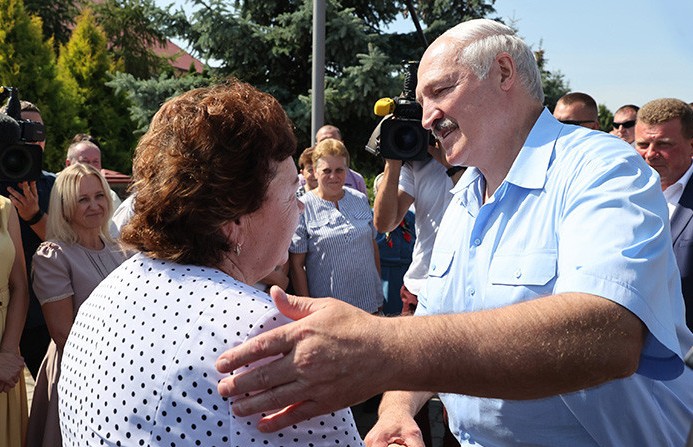 «На столе должно быть только свое». Лукашенко посетил лучшее хозяйство страны