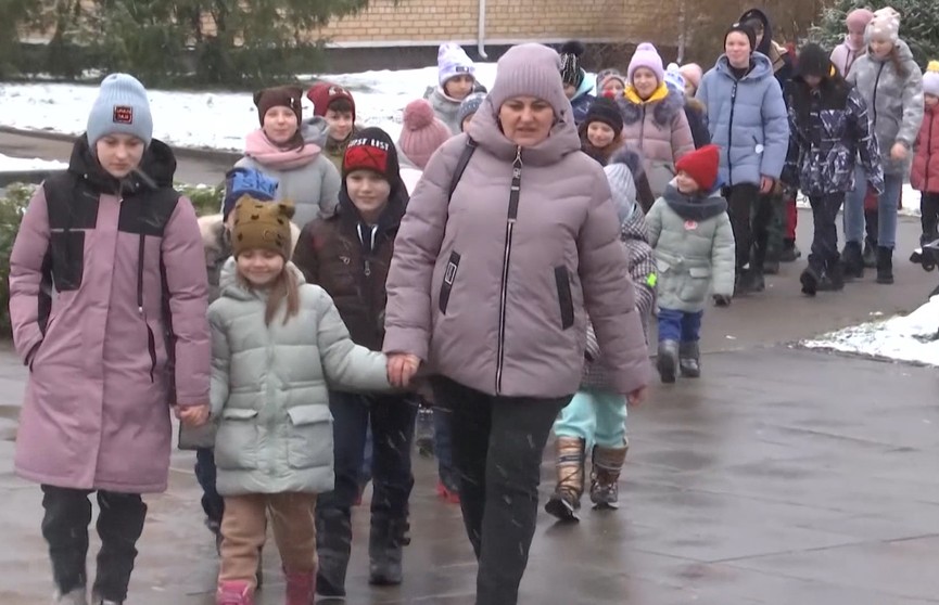 Ребята из Луганской республики получили подарки и поздравления в Могилевской области