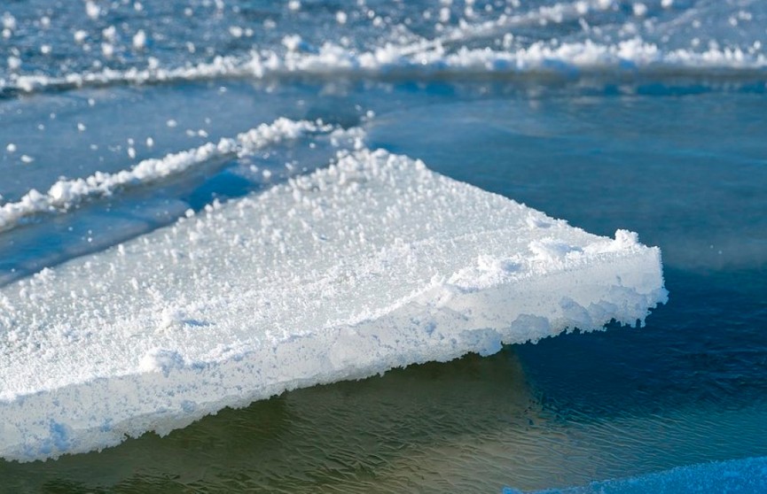 Двух рыбаков спасли с отколовшейся льдины на Чижовском водохранилище