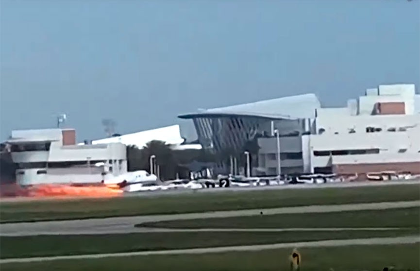 Горящий самолет приземлился в США и попал на видео
