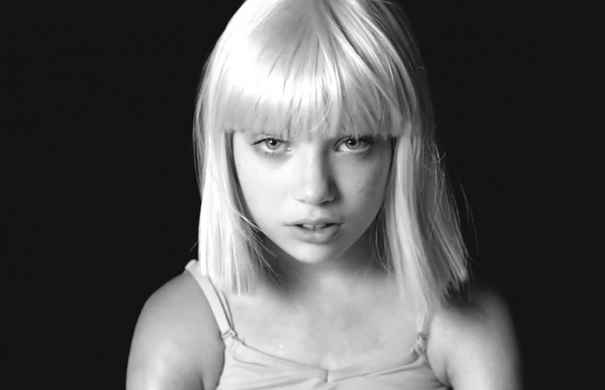 «Боль деморализует»: певица Sia рассказала о страданиях из-за редкого заболевания