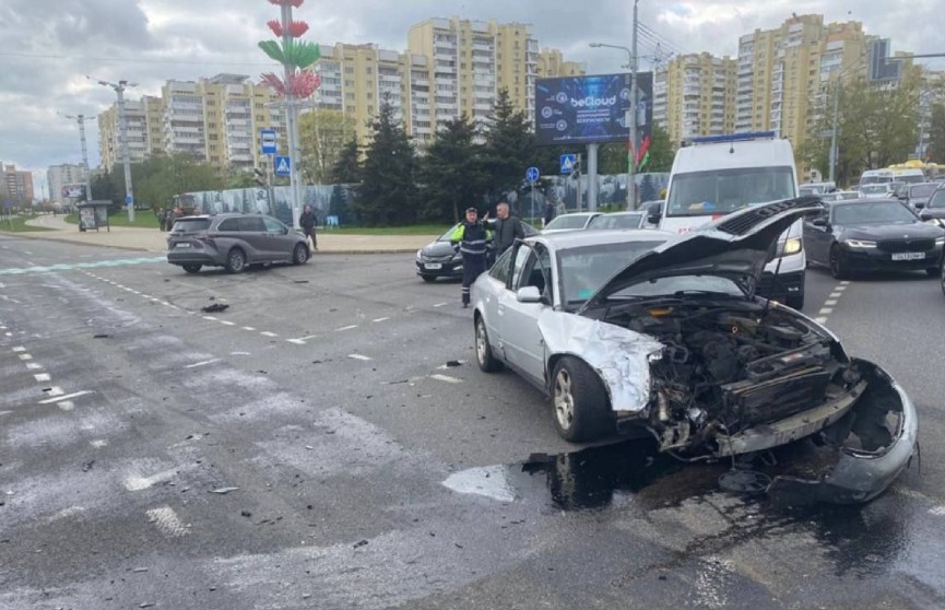 Две иномарки столкнулись на проспекте Победителей в Минске: пострадал пассажир