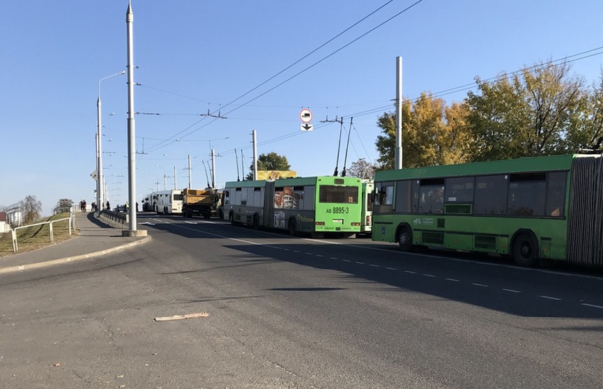 Пустая коробка на час заблокировала движение по гомельскому мосту