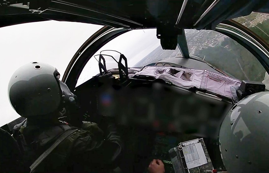 Минобороны: в Ейске произошло крушение истребителя Су-34, летчики катапультировались