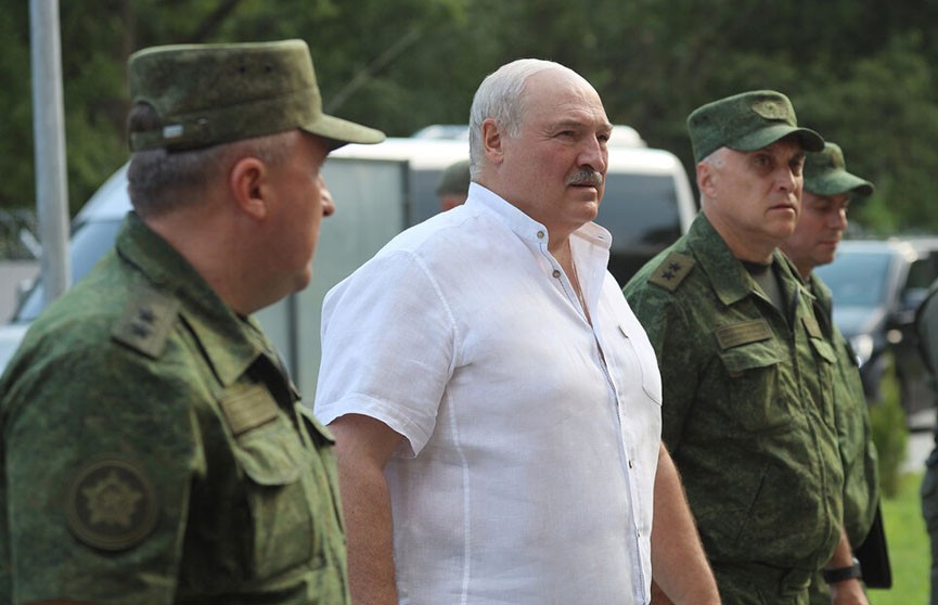 Александр Лукашенко поручил отвести войска от границы с Украиной
