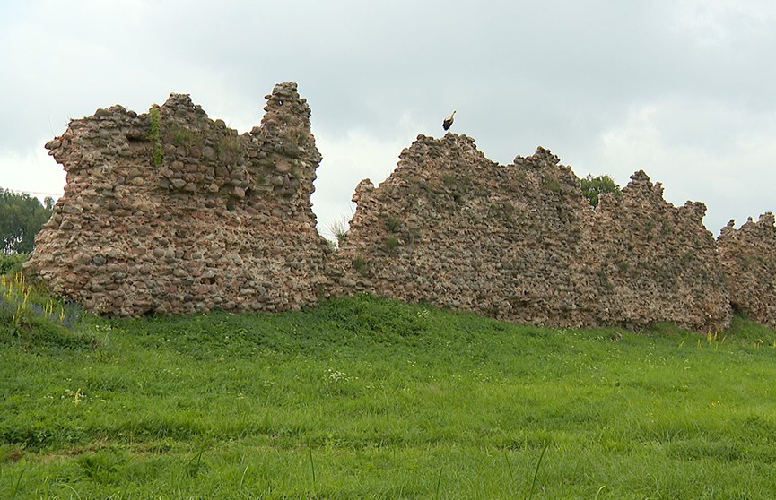 Во внутреннем дворе Кревского замка обнаружен фрагмент загадочной постройки