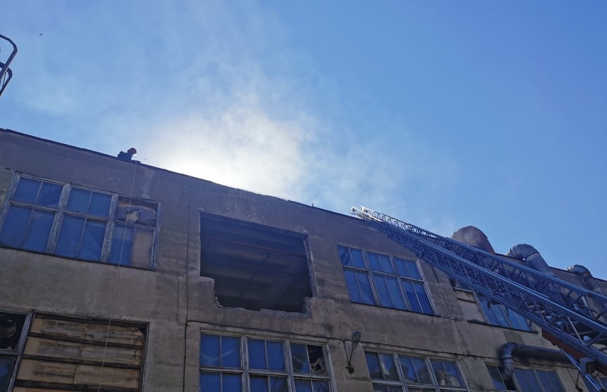 В Минске горела крыша мебельной фабрики на ул. Кальварийской