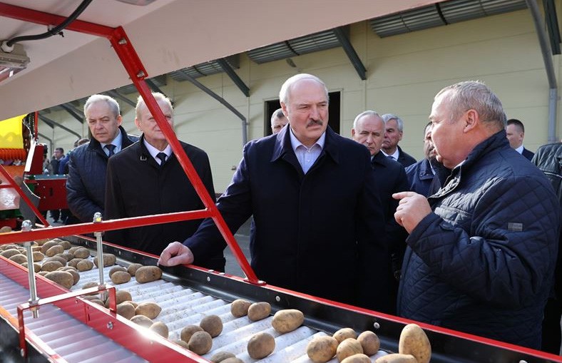 Президент посетил предприятие с самой высокой урожайностью картофеля в стране