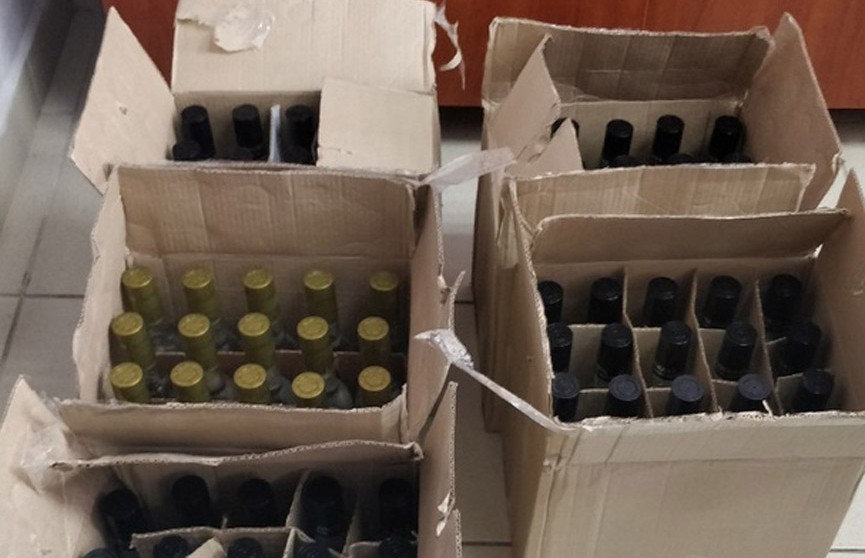 Женщина перевозила в авто 80 бутылок нелегальной водки. Её задержали недалеко от границы с Россией