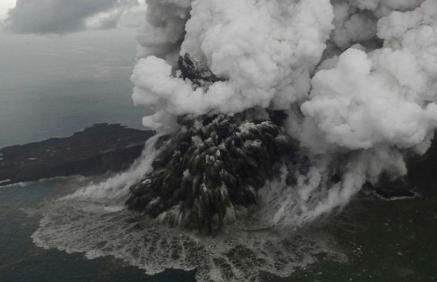 Новое извержение вулкана Кракатау в Индонезии: столб пепла достиг двух километров