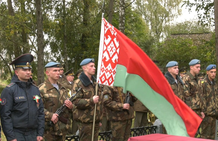 В деревне Зарубы Дубровенского района с воинскими почестями перезахоронили останки 18 бойцов Красной армии