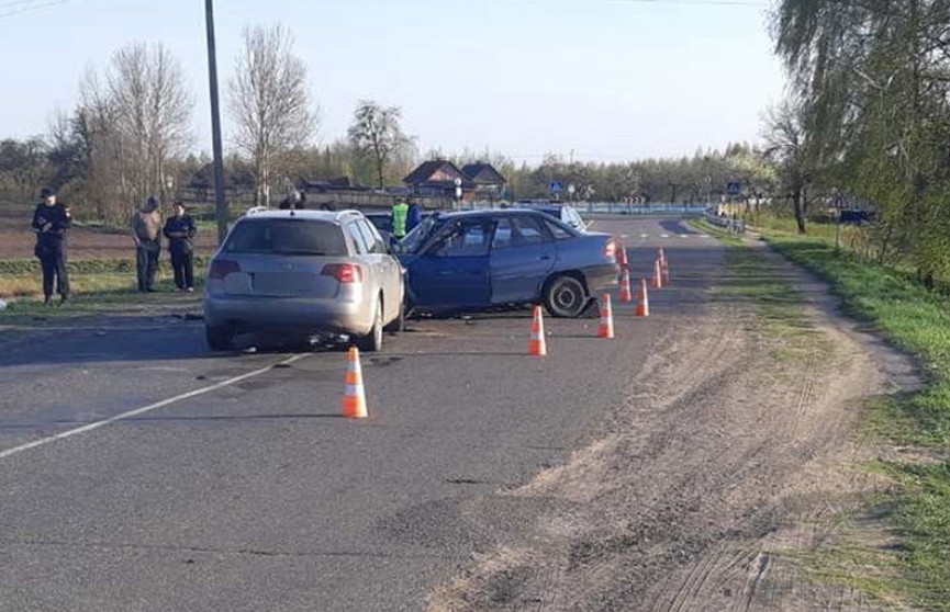 Две легковушки столкнулись лоб в лоб в Калинковичском районе. Четыре человека пострадали