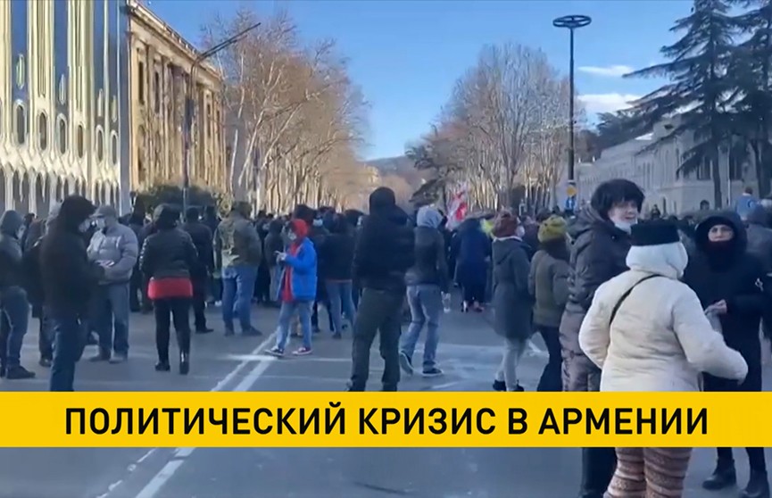 Политический кризис в Армении: противники Пашиняна ворвались в правительственное здание