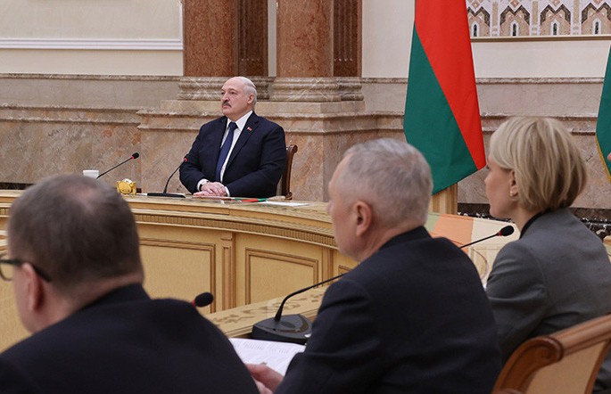 Лукашенко о конституционном процессе: Не надо тут замыкаться на Лукашенко. Лукашенко свое сделал. Осталось основное – принять Конституцию