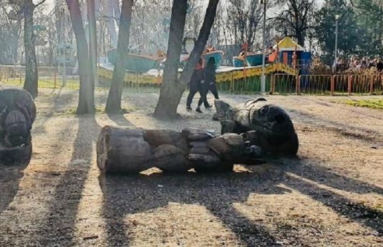 Деревянная скульптура в Запорожье раздавила ребенка
