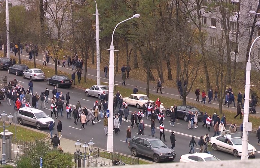 Воскресный демарш в Минске: протестующие отправились к Куропатам, до конечной точки дошли немногие