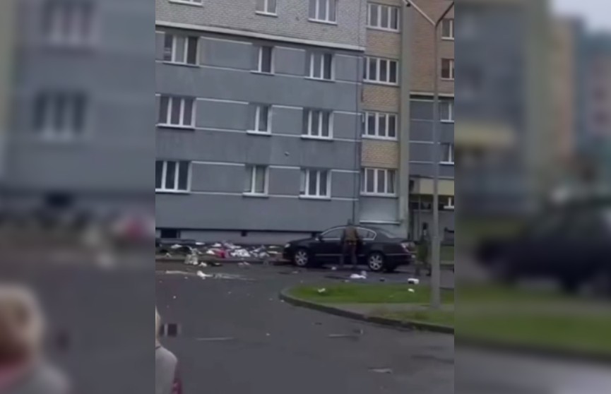 Женщина выбрасывала вещи из окна в Пинске, повреждены 4 автомобиля