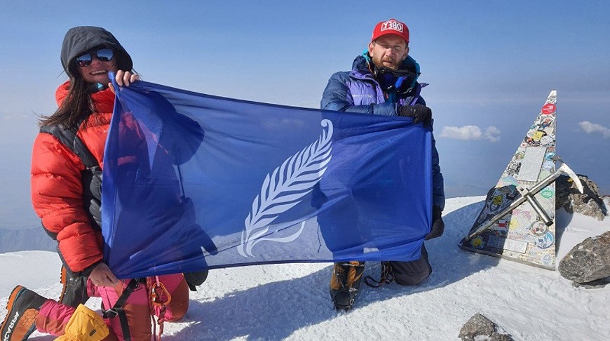 Историк из БГУ покорил Эльбрус и установил на вершине флаг вуза