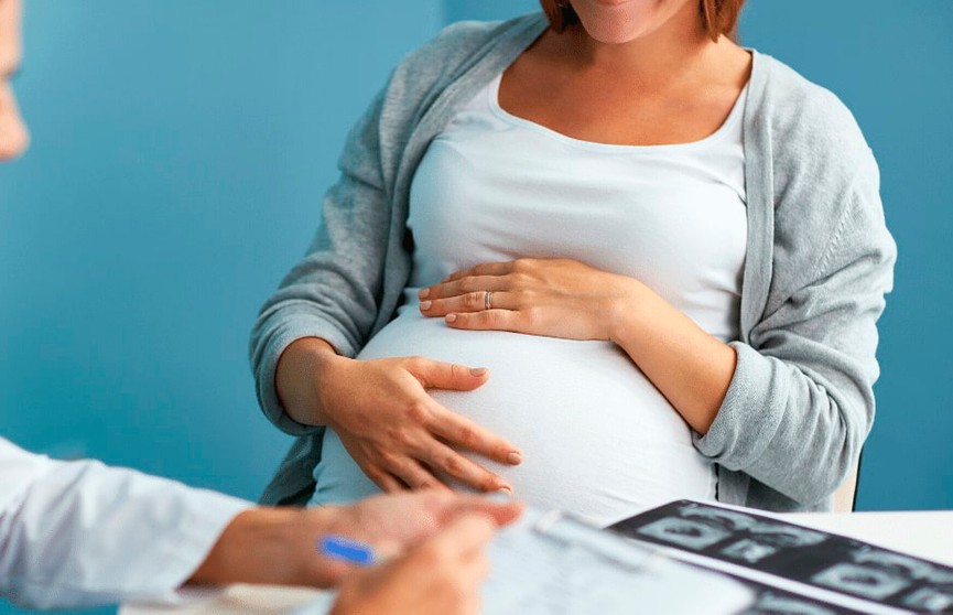 Минздрав рассказал о возможных рисках коронавируса для будущей мамы и ребёнка