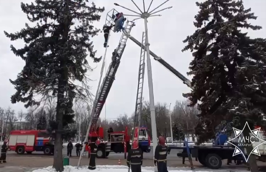 ЧП в Витебске: в люльке автоподъемника застрял человек (ВИДЕО)