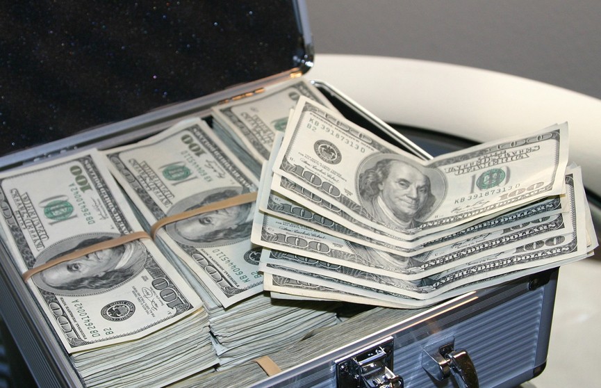 Пенсионерка из Минского района передала мошенникам несколько тысяч долларов