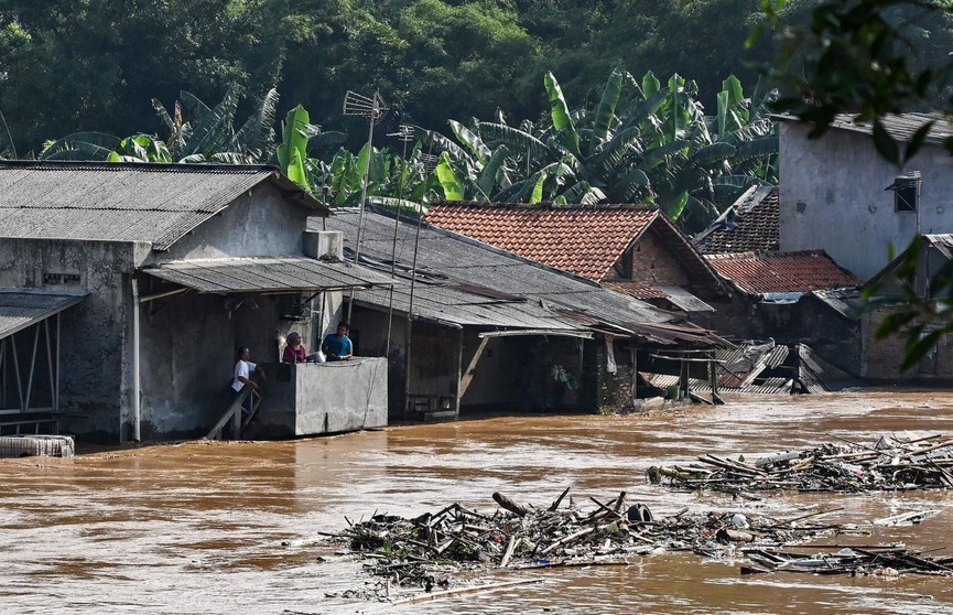 В Индонезии растет число жертв наводнения