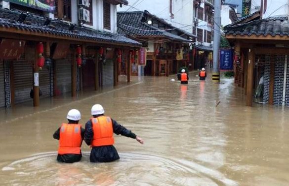 Семь человек стали жертвами сильных паводков на юге Китая