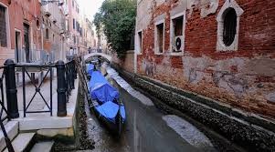 В Венеции из-за отливов обмелели водные каналы