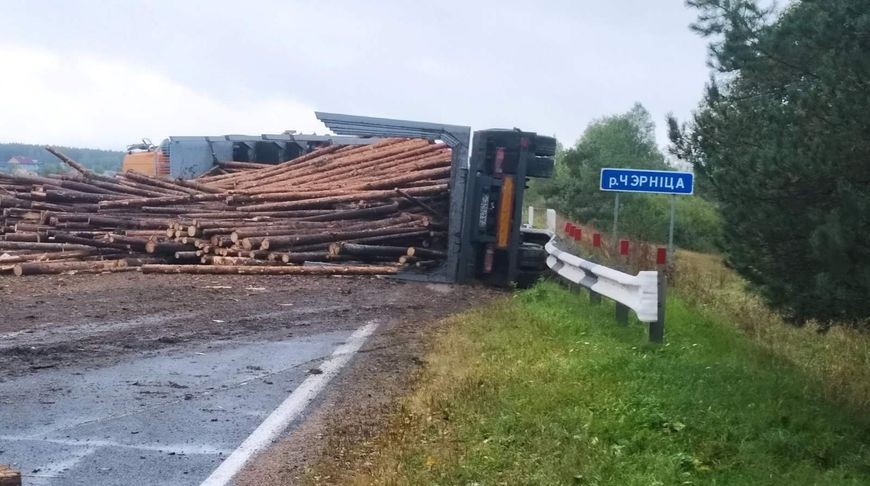 В Логойском районе опрокинулся лесовоз – погиб водитель