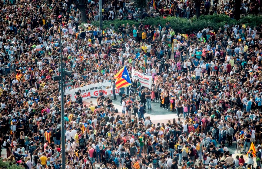 Протесты в Барселоне: полиция применила слезоточивый газ и дубинки