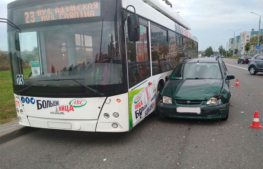 В Гродно столкнулись троллейбус и две легковушки