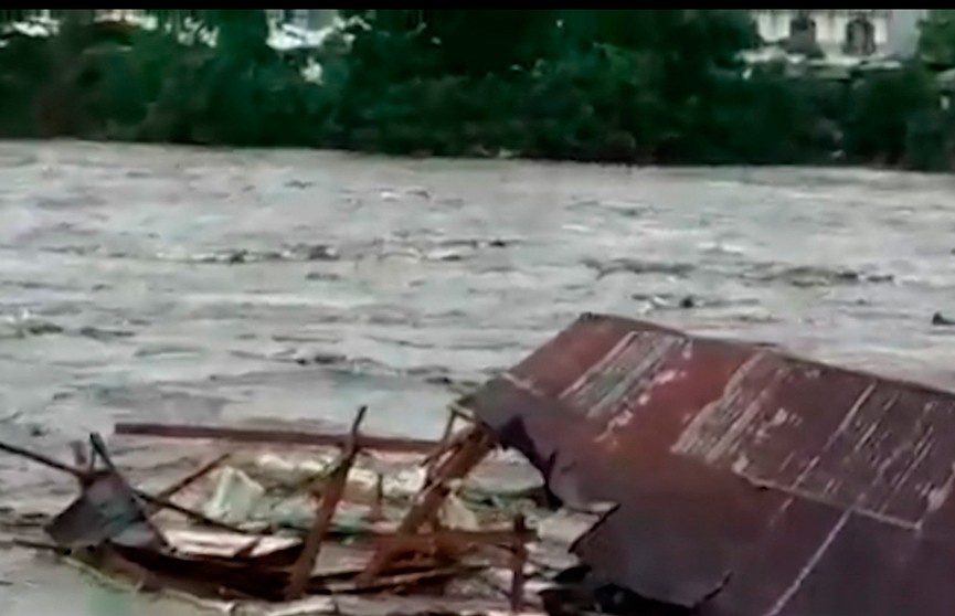 70 человек погибли и ещё тысячи остались без жилья в результате наводнения в Индонезии