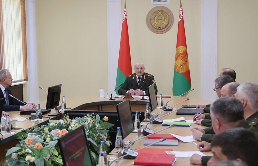 Лукашенко провел совещание по вопросам обеспечения военной безопасности: Беларуси предстоит столкнуться с экономическим, политическим и даже военным давлением
