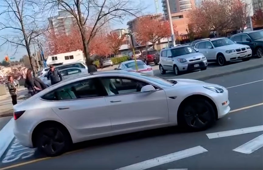 В Канаде Tesla ехала по встречной полосе без водителя (ВИДЕО)