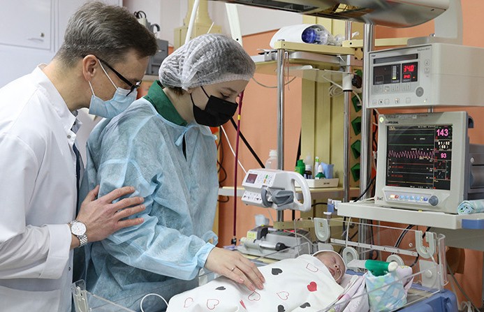 Белорусские врачи спасли жизнь новорожденной девочке со смертельным диагнозом