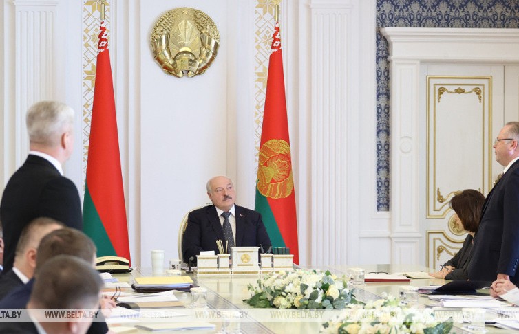 Лукашенко потребовал финансировать театры по схеме 50 на 50