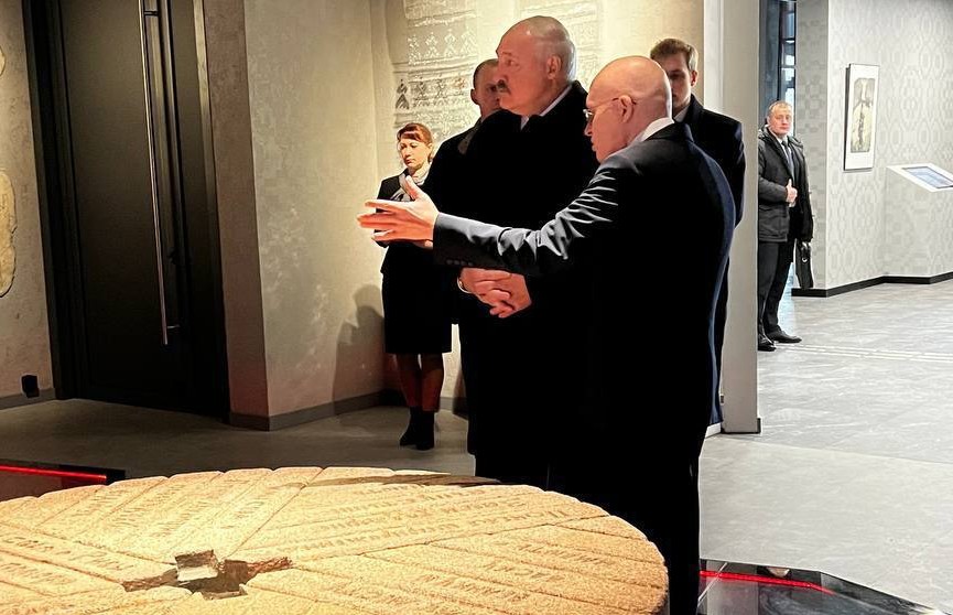 Лукашенко посетил новый музей в «Хатыни»