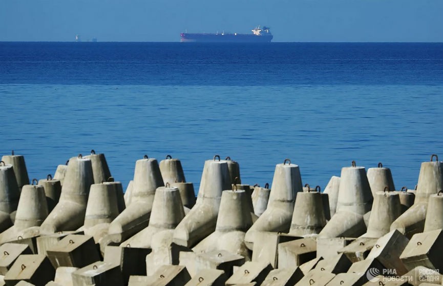 Взрывы на российском танкере в Азовском море: троих человек ищут