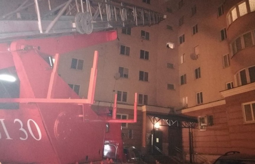 На пожаре в Витебской многоэтажке спасли человека
