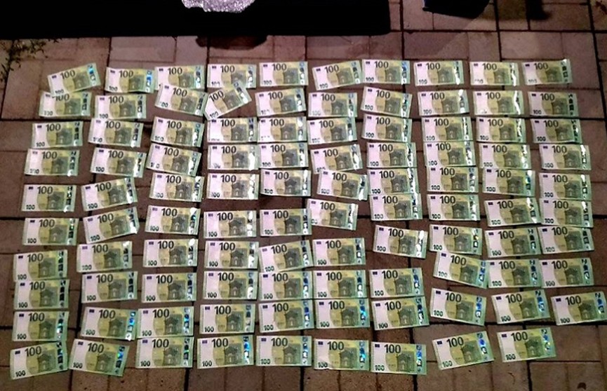 Мужчина в Минском районе нашел банку с 15 тыс. евро, забрал себе и закопал