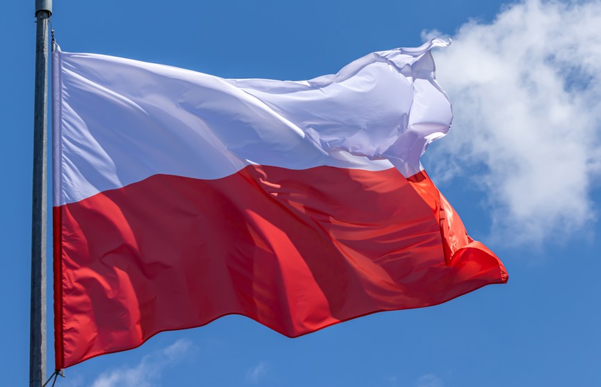 Польша приостанавливает работу четырех генконсульств в Украине