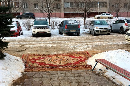 Коммунальщики в Липецке вместо плитки во дворе положили ковер