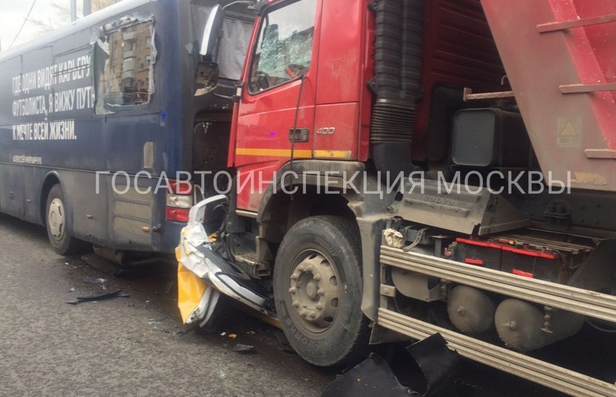 В Москве задержан водитель грузовика, раздавивший автомобиль такси. В момент аварии мужчина спал