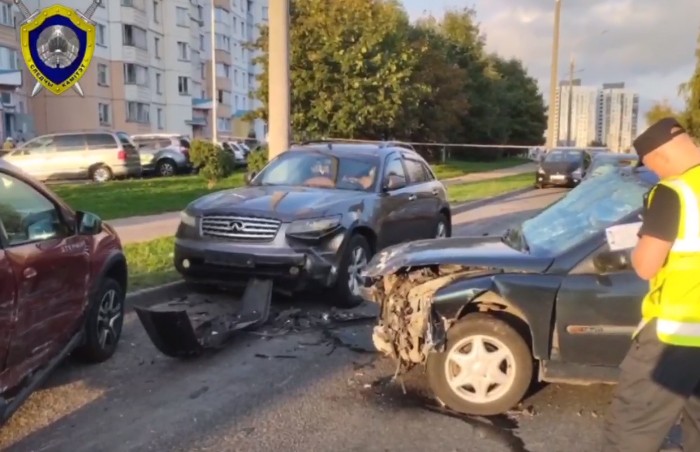 СК: в Минске пьяный водитель въехал в три авто, пострадала девушка