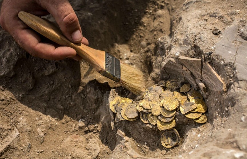 Клад с золотыми монетами нашли во время раскопок в Израиле