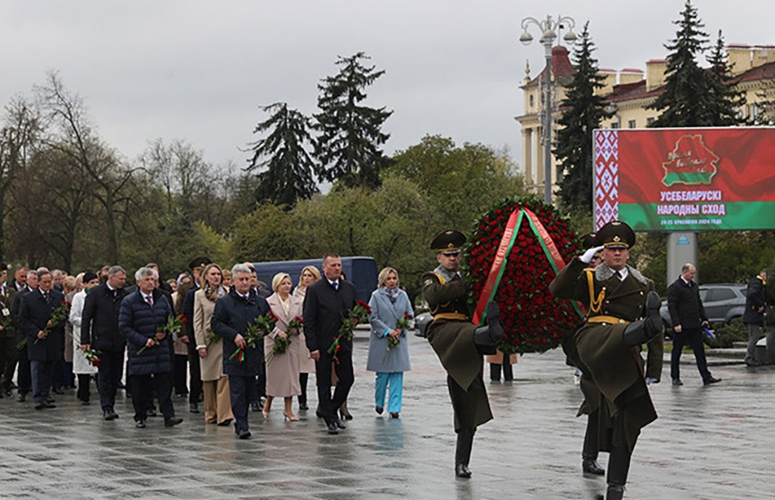 Делегаты VII ВНС возложили венки и цветы к монументу Победы в Минске