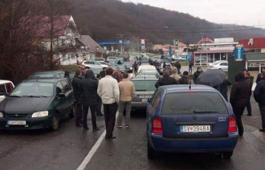 Украинские владельцы машин с еврономерами блокируют пункты пропуска на западной границе страны