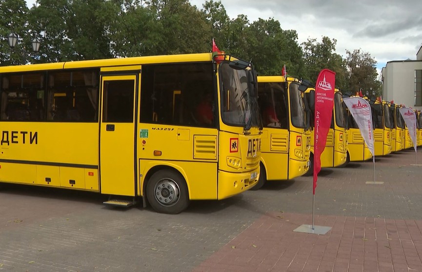 25 новых автобусов передал МАЗ школам Витебской области